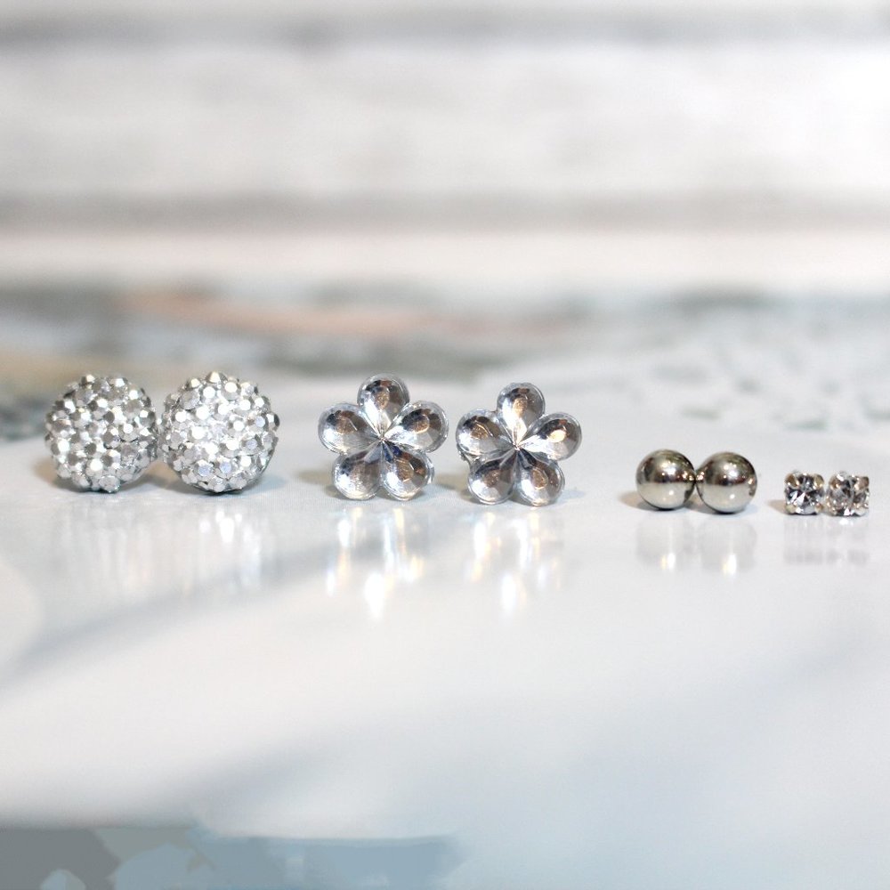 Glitzy Silver Bomb Earring Stud Set